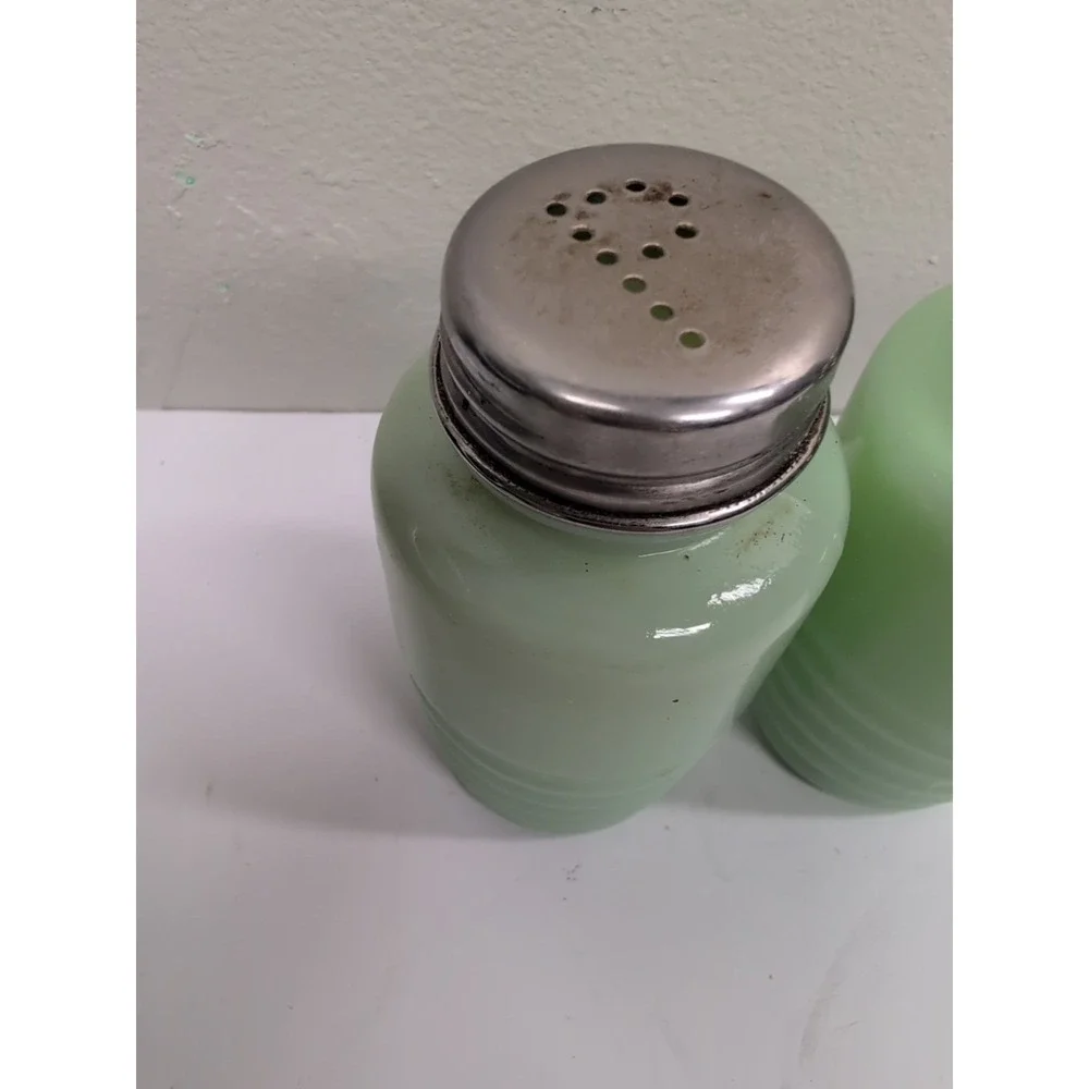 VTG - Jeannette Jade-ite‎ Beehive Salt & Pepper Shaker Set with Lids